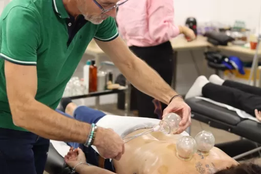 Une séance de cupping dans notre cabinet à Clermont pour faciliter le sevrage, Clermont, Un Souffle Nouveau